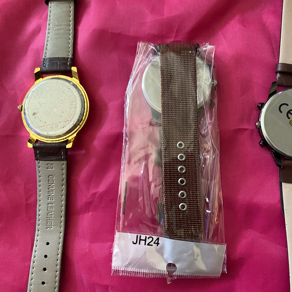 Set of Four Stylish Watches with Pink Bag - Picture 3 of 8